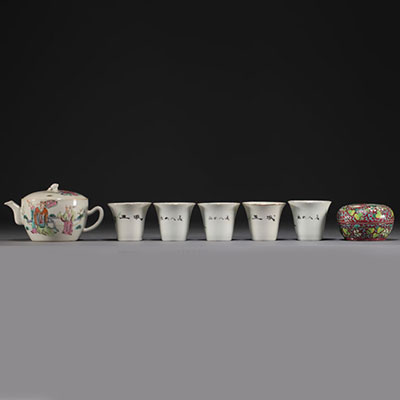 China - Set of various pieces of famille rose porcelain, early 20th century.