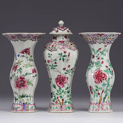 Chine - une potiche couverte et deux vases à décor de fleurs, d'époque Yongzheng