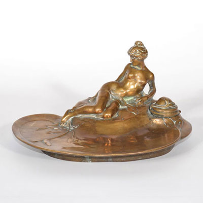 MAURICE BOUVAL (1863-1916) Encrier en bronze Art Nouveau surmonté d'une jeune femme nue