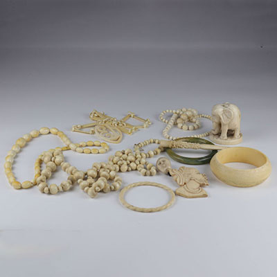 Lot de bijoux et sculptures en ivoire, un bracelet en pierre