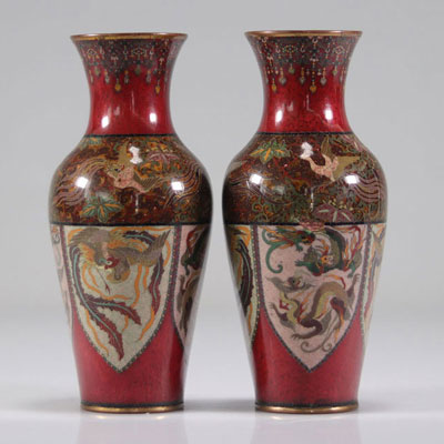 Paire de vases cloisonnés à décor de dragons et phénix