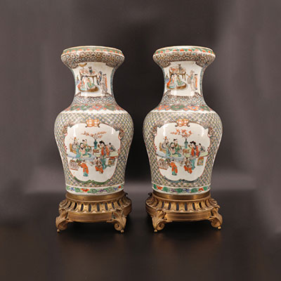 Chine - Paire de vases famille verte à décor de personnages monture en bronze 19ème
