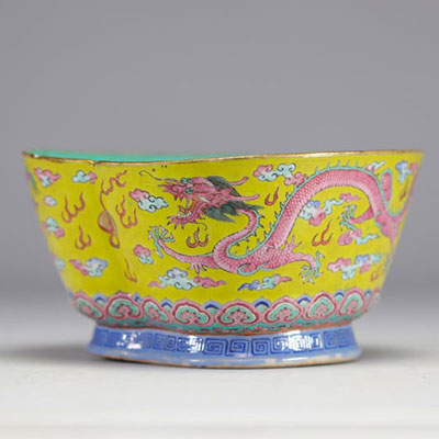 Bol en porcelaine de la Famille Rose à décor de dragons impériaux rouges sur fond jaune avec la marque et de l'époque Tao Kuang (1821-1850)
