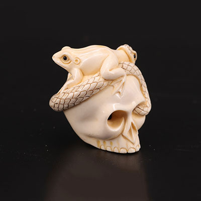 Japon - Netsuké en ivoire crâne surmonté d'un serpent et un crapaud  MEIJI (1868-1912)
