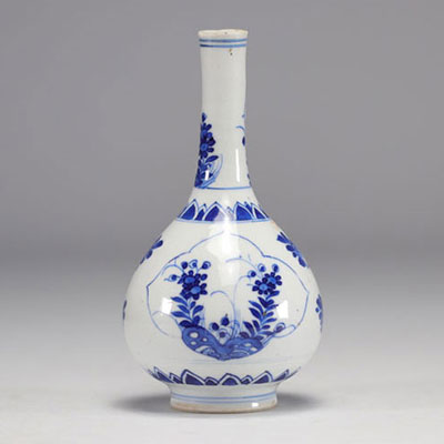 Petit vase en porcelaine en blanc et bleu à décor de fleurs de l'époque Kangxi (1661-1722)