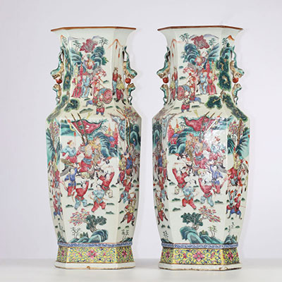 Paire de vases hexagonaux en porcelaine , décor de personnages , Chine , début XIX