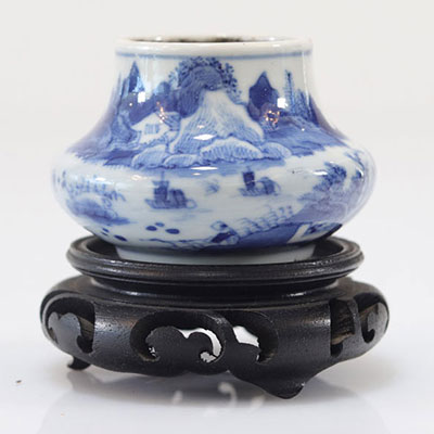 Rare pot à encre en porcelaine blanc bleu à décor de paysage et bateaux