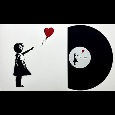 Banksy. « Love is in The Air ». Vinyles. Couverture de vinyle en couleur et vinyle sérigraphié recto-verso.