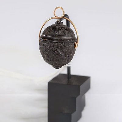 Noix miniature sculptée aux armes de Louis XV