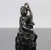 Chine, statuette en jade sculpté d'un personnage et poisson 19ème