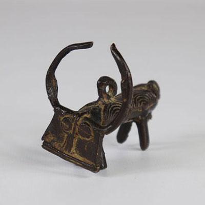Afrique pendentif en bronze formant un buffle