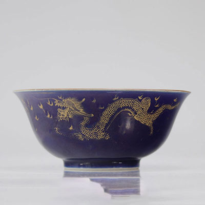 Grand bol en porcelaine poudrée bleu et or à décor de dragon 18ème