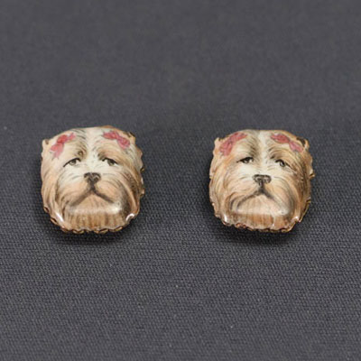 Paire de boutons de manchette en porcelaine à décor de têtes de chiens (vers 1930).