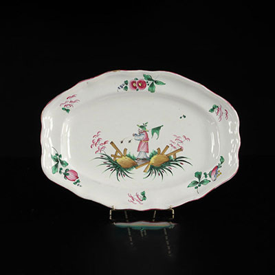 France large dish decorated with a Chinese carrying a flag 18 / 19th