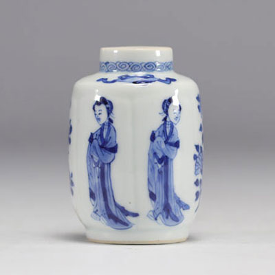 Petit vase en blanc et bleu à décor de fleurs et de femmes en habits traditionnels de l'époque Kangxi (1661-1722), marque sous la pièce.