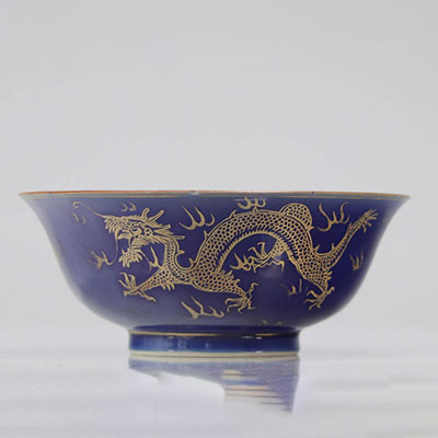 Grand bol en porcelaine poudrée bleu et or à décor de dragon 19ème
