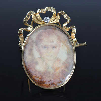 Broche en or 18k diamant et peinture miniature jeune fille (17.91gr)