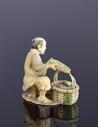 Japon Okimono finement sculpté d'un homme découvrant un carpeau 19ème