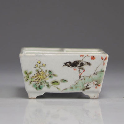 Qianjiang cai porcelain planter with bird decoration