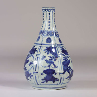 Chine vase bouteille en porcelaine blanc bleu époque Ming