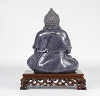 Bouddha en pierre sur un socle en bois