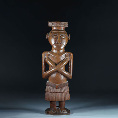 Kuba character statue with crossed arms