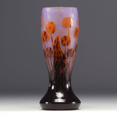 Charles SCHNEIDER (1881-1953), vase aux cerises en verre multicouches.