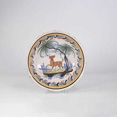 Nevers Round salad bowl with contoured edge with polychrome decoration in the center of a dog