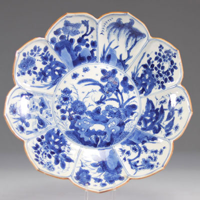 Assiette en porcelaine de chine blanc bleu en forme de lotus