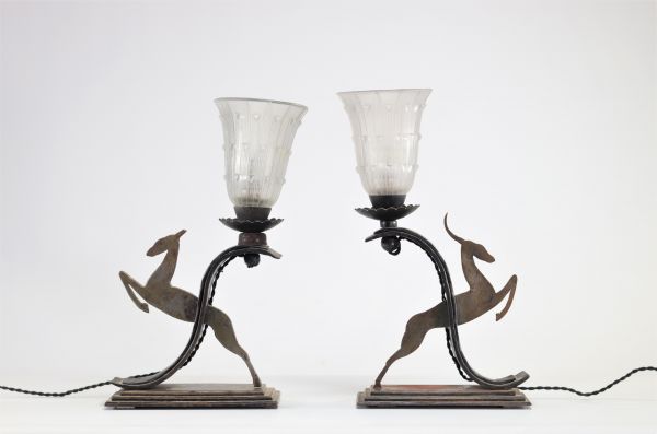 Paire de lampes Art Déco cerf, la base signée par Michel Zadounaisky (1903-1983) et bobèches signé par R. Lalique (1903-1983)