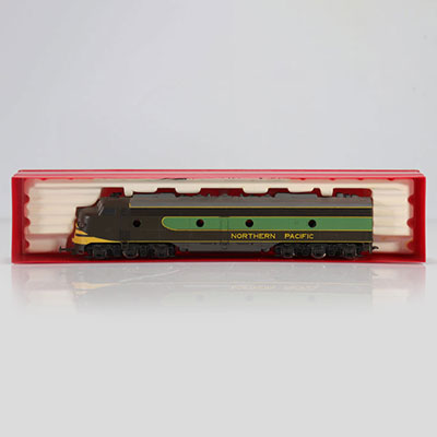 Locomotive Rivarossi / Référence: 1825 / Type: Diesel électrique EMD-E8