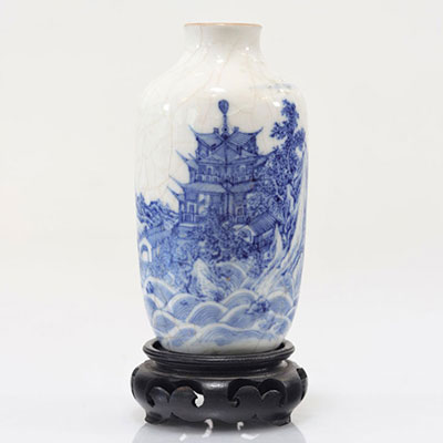 Vase en porcelaine blanc bleu à décor de paysage