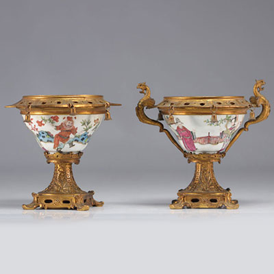 (2) Paire de bols chinois en porcelaine famille rose à décor de personnages montures en bronze