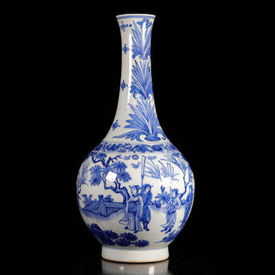 Chine vase blanc bleu à décor de guerriers époque transition (restauration au col)