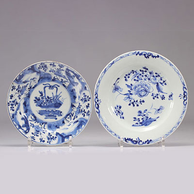 (2) Assiettes en porcelaine blanc et bleu à décor de fleurs Kangxi du XVIIIe siècle