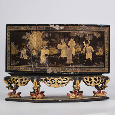 Gilded wood sculpture decorated with mountain landscapes and figures carved in wood from 19th century