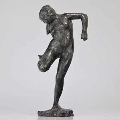 Edgar Degas. « Danseuse regardant la plante de son pied droit ».Bronze à patine verte nuancée. Signé « Degas » sur la base. Numéroté 132/750 sur la tranche.