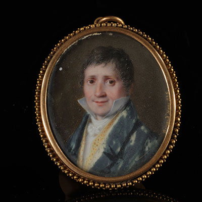 Miniature sur ivoire portrait de jeune homme signée et datée de 1825 cadre en or