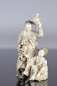 Japon imposant Okimono sculpté d'un guerrier et d'une jeune femme 19ème
