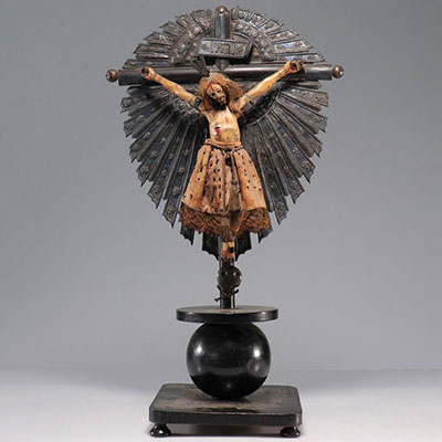 Christ en bois polychrome croix en bois et argent XVIIIème 