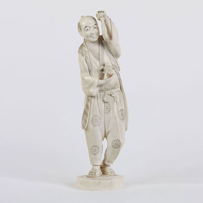 Japon okimono en ivoire sculpté d'un personnage début 20ème signé