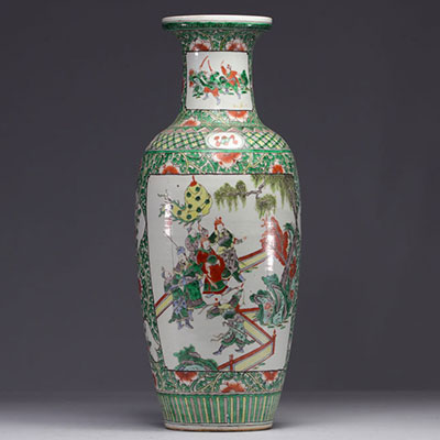 China - Green family porcelain vase decorated with warriors, 19th century.