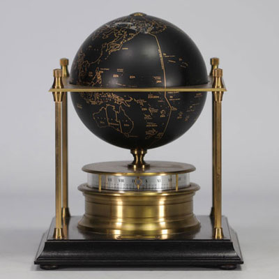 'The Royal Geographical Society World Clock' - Arthur IMHOF Pendule globe terrestre en métal laqué noir et métal doré avec une plaque de laiton d'identification