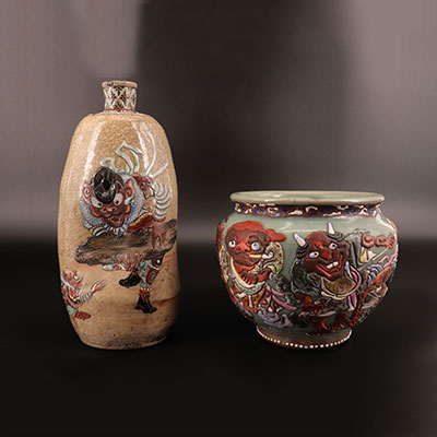 Japon - bouteille et vase en grès à décor émaillé 19ème