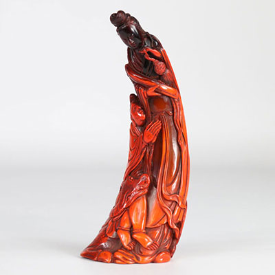 Chine corne sculptée de personnages teintée en rouge