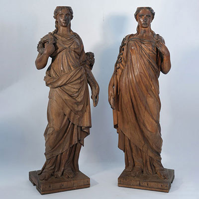 Paire de statues jeunes femmes en bois finement sculpté 