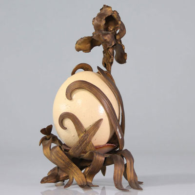 Sculpture florale en bronze entourée d'un oeuf. Art nouveau.Signature. Bronze cire perdue