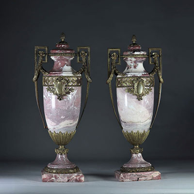Imposante paire de cassolettes en marbre rose veiné blanc monture en bronze