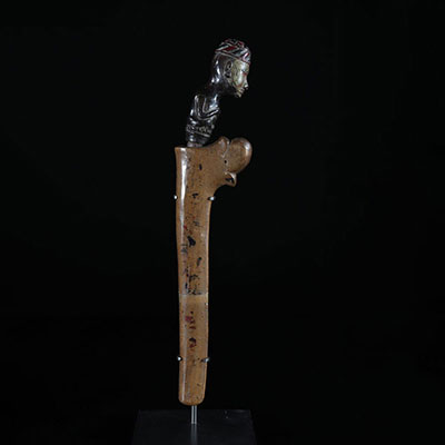 Asie couteau et fourreau en bois manche sculpté d'un personnage polychrome 19/20ème 