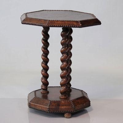 Table d'appoint en cuire clouté de forme octogonale
